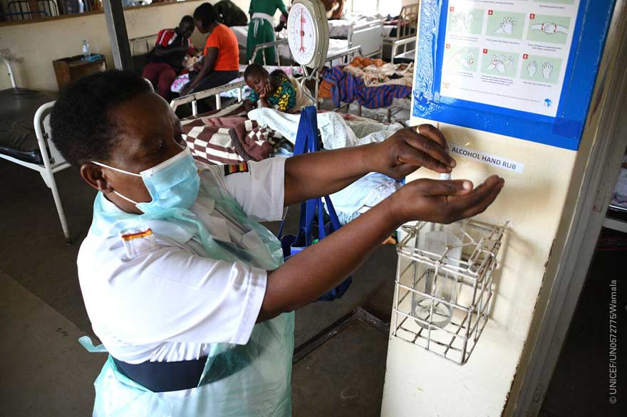 Una enfermera pediátrica se desinfecta después de atender a los pacientes en un hospital de Uganda