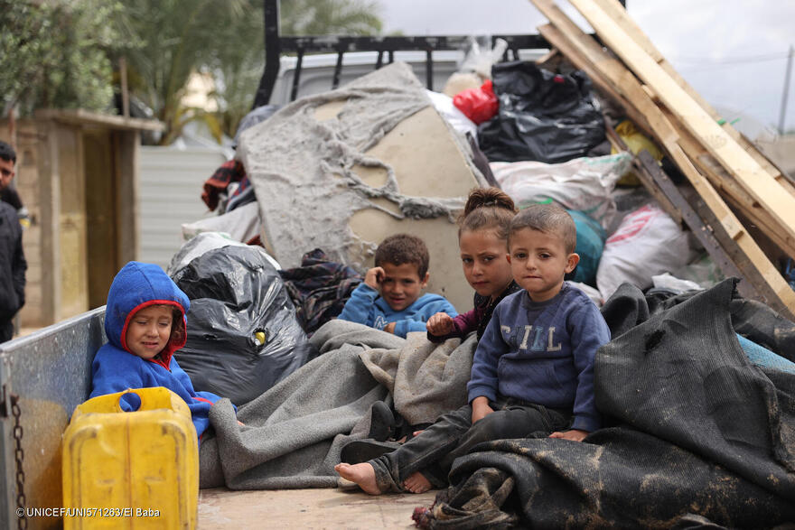 Niños sentados en la parte trasera de un camión durante su desplazamiento desde zonas en las que se ha producido una escalada de las hostilidades en Rafah, al sur de la Franja de Gaza.