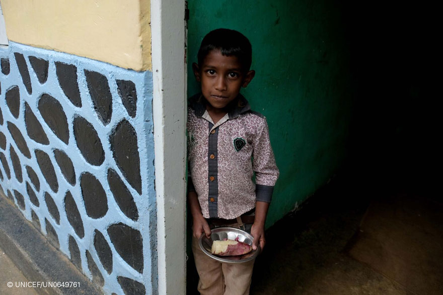 Un niño de Sri Lanka sostiene un plato de comida