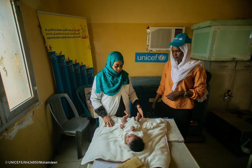Personal sanitario de UNICEF atiende a un bebé afectado por el conflicto en Sudán