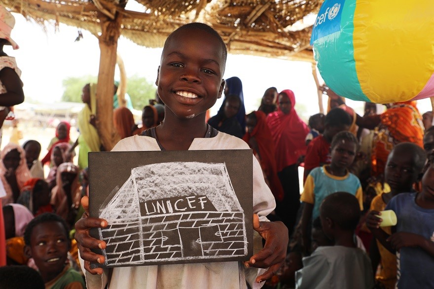 Un niño muestra un dibujo en uno de los Espacios Amigos de la Infancia de UNICEF