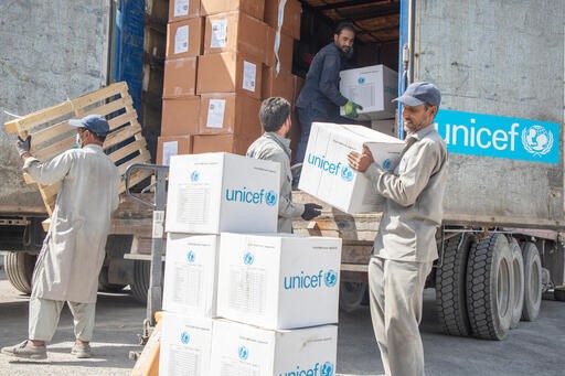 Suministros esenciales de UNICEF llegando a Afganistán