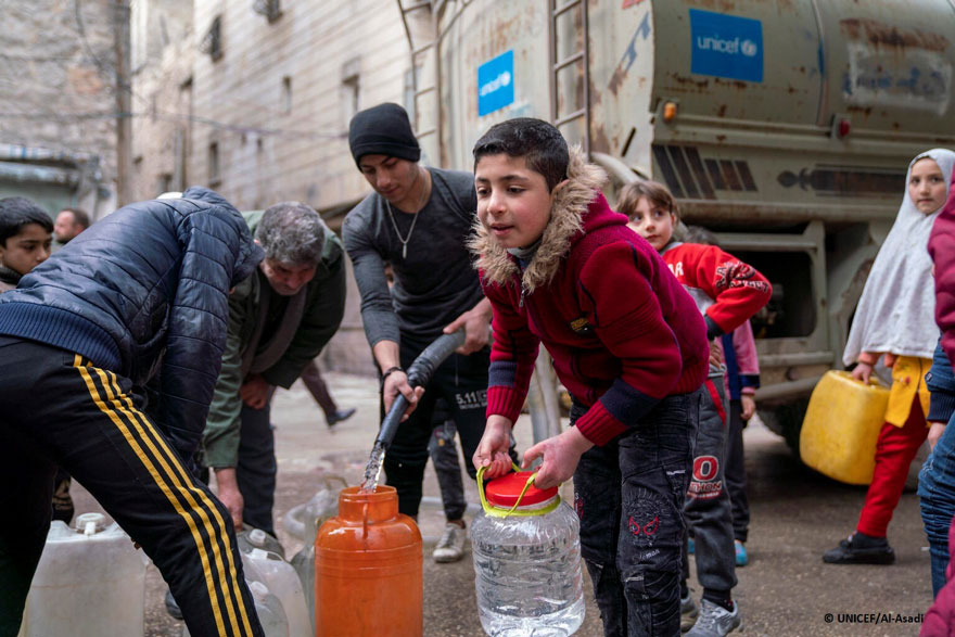 Familias afectadas por el terremoto recogen agua potable proporcionada por UNICEF