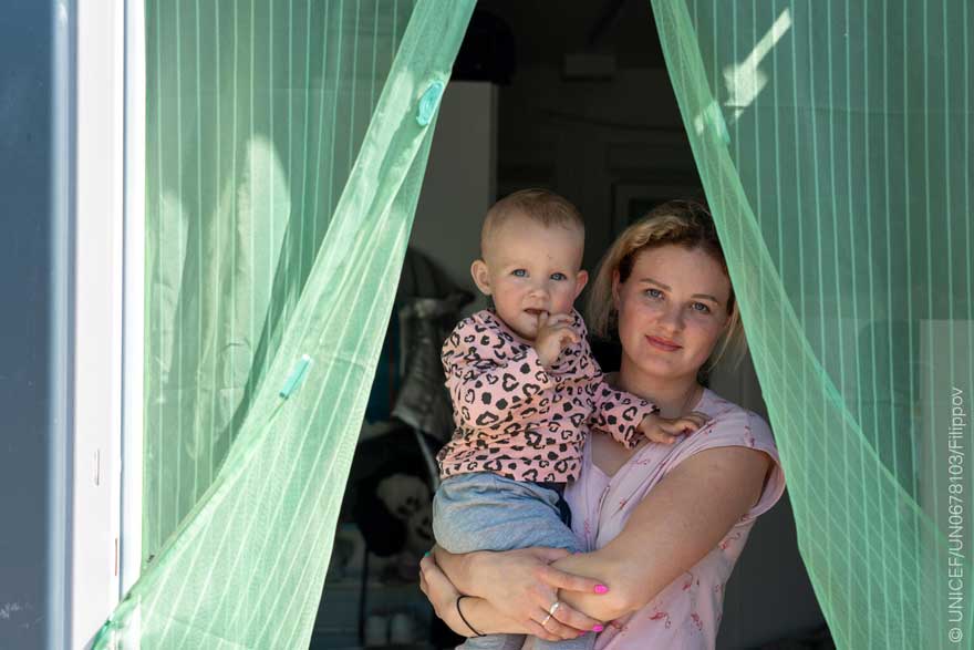 Vira y su hijo, beneficiarios de las ayudas