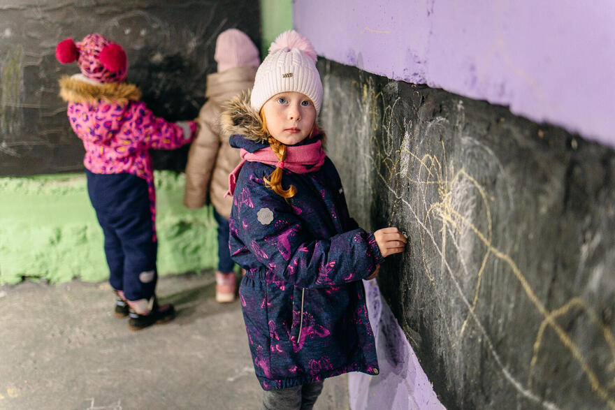 Solomiya, de 6 años, en el refugio de una guardería de Myrhorod (Ucrania) durante el ataque aéreo.