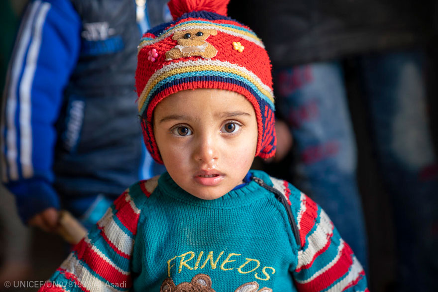 Fatouma, de 2 años, después de una consulta médica en una clínica móvil apoyada por UNICEF en Alepo.