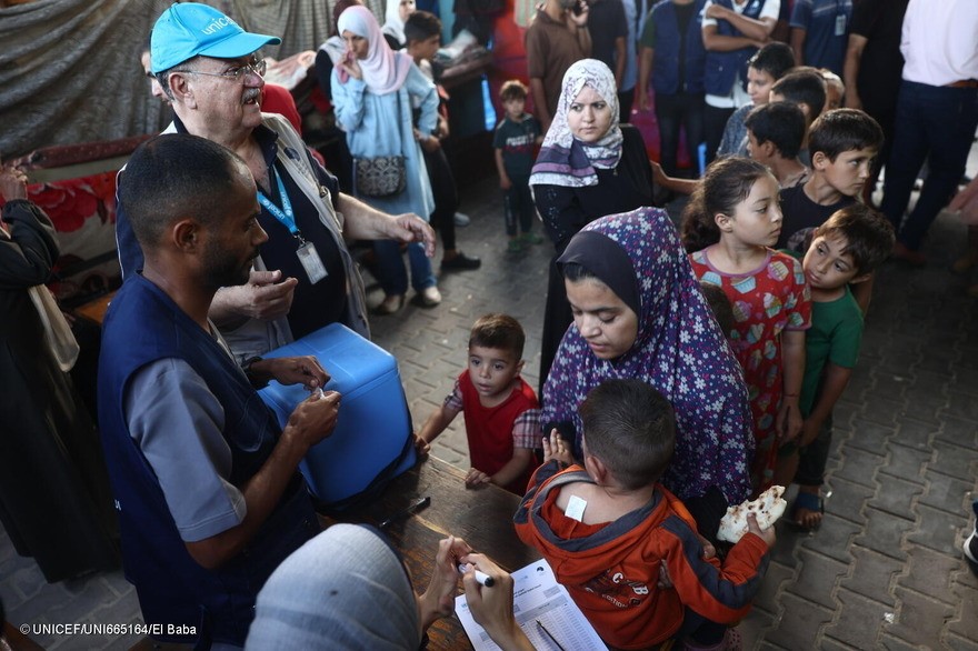 Unos niños reciben su segunda dosis de la vacuna antipoliomielítica en un centro de vacunación designado en la Franja de Gaza.