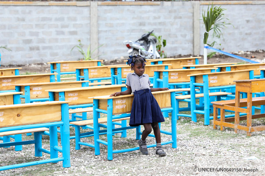 Una alumna en una escuela de Haití