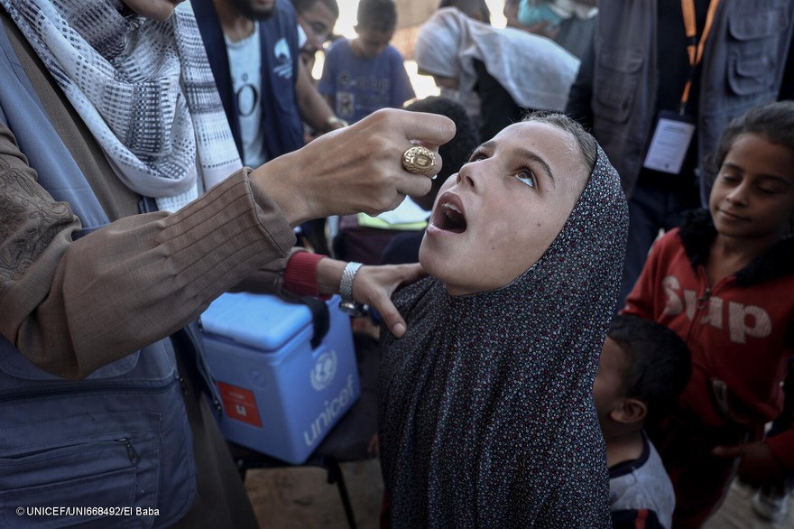 Niños y niñas siendo vacunados contra la polio en la Franja de Gaza