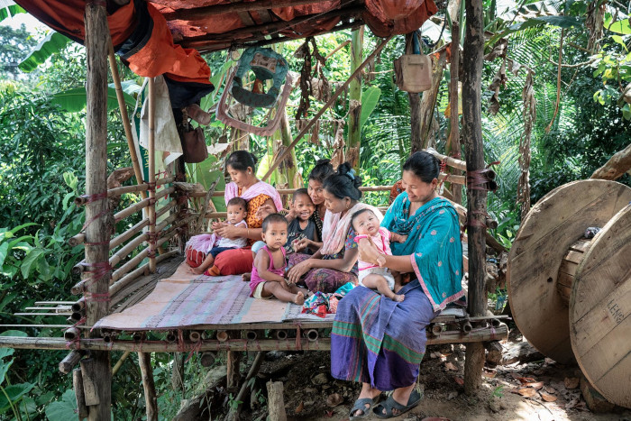 Madres y niños en zonas remotas de Bangladesh.