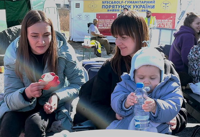 Yana y su familia en la frontera en Polonia.