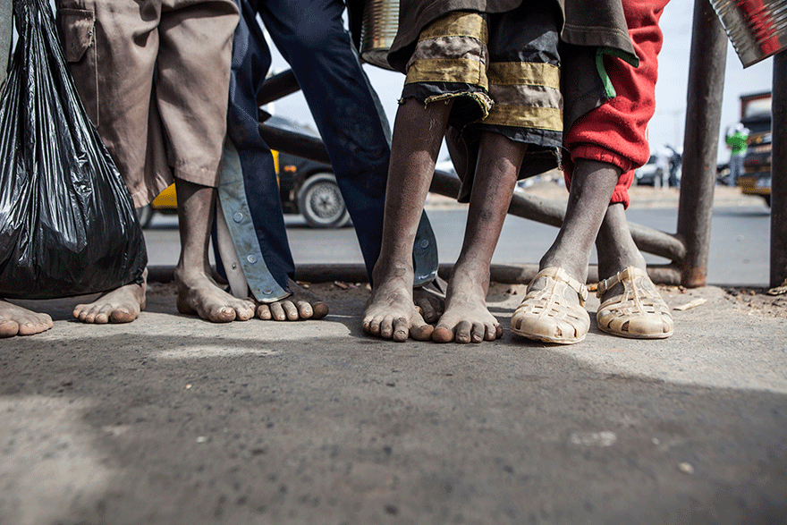 Miles de niños y sus familias están atrapados por la inestable situación en Gambia 