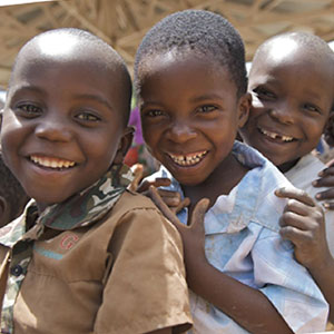 Dos niños sonriendo Dos niños sonriendo