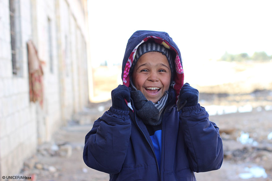 Niños de Siria: Ahmed ya tiene ropa de abrigo