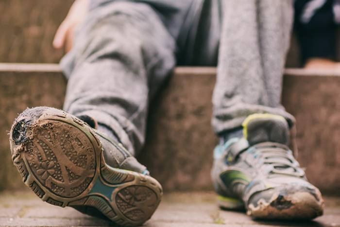 Pobreza infantil Los pies de un niño