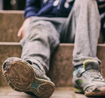 Pobreza infantil Los pies de un niño