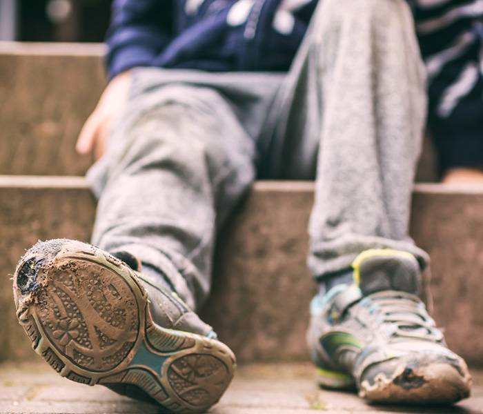 Pobreza infantil Los pies de un niño
