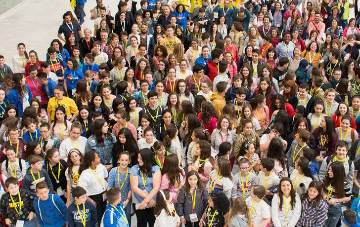 Ciudades Amigas de la Infancia Imagen de un gran grupo de jóvenes