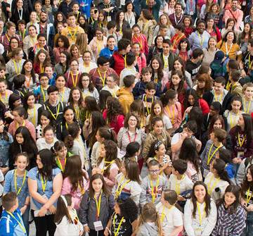 Ciudades Amigas de la Infancia Imagen de un gran grupo de jóvenes