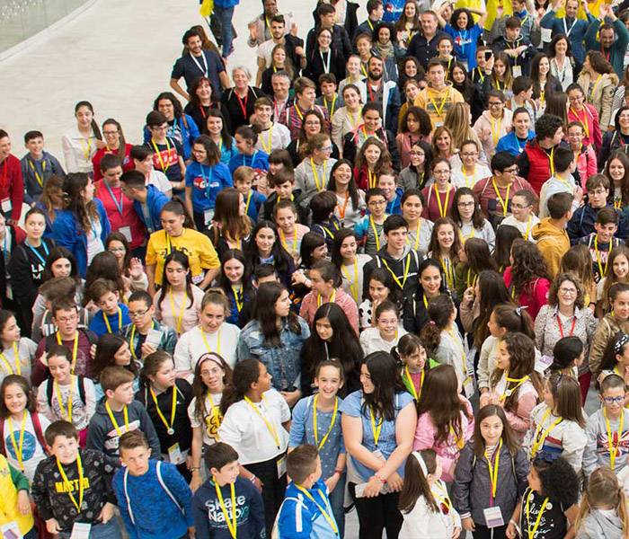 Ciudades Amigas de la Infancia Imagen de un gran grupo de jóvenes