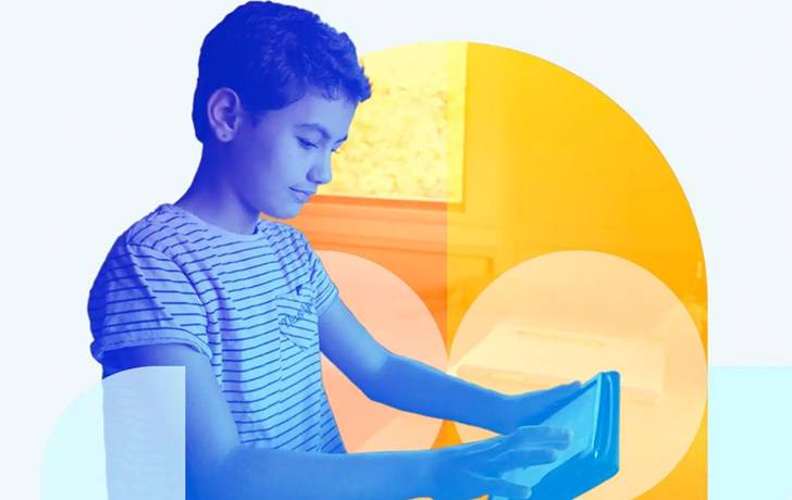 Los derechos de la infancia se viven y se aprenden en el día a día Un niño con una tablet