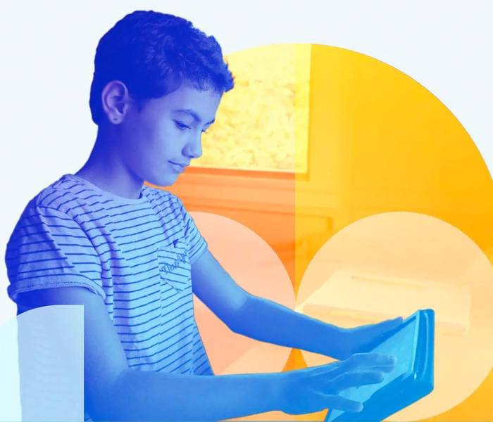 Los derechos de la infancia se viven y se aprenden en el día a día Un niño con una tablet