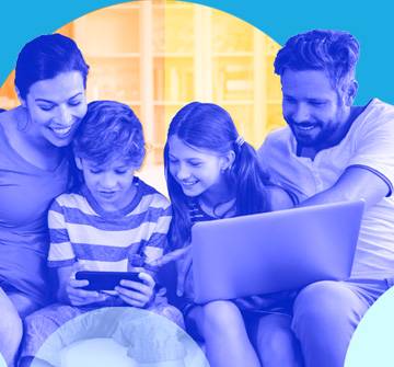 La guía que no viene con el móvil Imagen de una familia con un ordenador