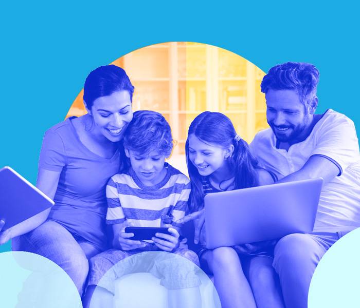 La guía que no viene con el móvil Imagen de una familia con un ordenador