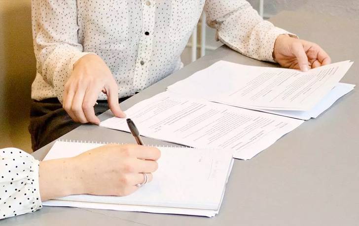 Herencias: Todo lo que debes saber Una persona firma un documento