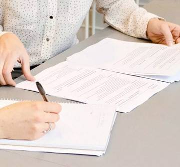 Herencias: Todo lo que debes saber Dos personas firman un documento