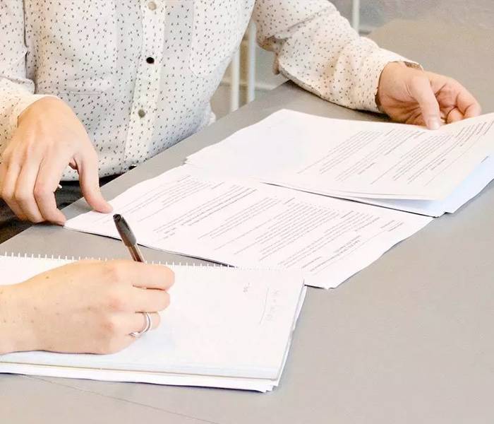 Herencias: Todo lo que debes saber Una persona firma un documento