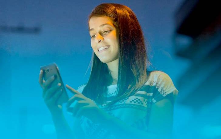 Derechos de niñas, niños y adolescentes en el entorno digital Una adolescente con un móvil