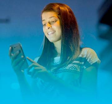 Derechos de niñas, niños y adolescentes en el entorno digital Una adolescente con un móvil