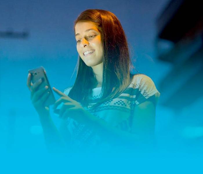 Derechos de niñas, niños y adolescentes en el entorno digital Una adolescente con un móvil