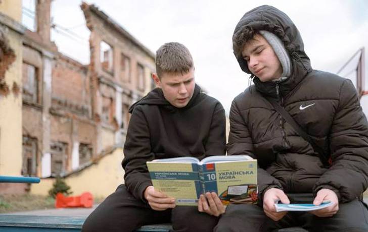 Desde UNICEF ayudamos a los niños y adolescentes para que puedan continuar con su educación. Stepan y Yaroslav, de 15 y 16 años, conviven con el sonido de las bombas en Ucrania.