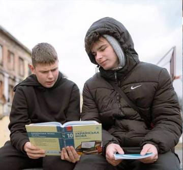 Desde UNICEF ayudamos a los niños y adolescentes para que puedan continuar con su educación. Stepan y Yaroslav, de 15 y 16 años, conviven con el sonido de las bombas en Ucrania.