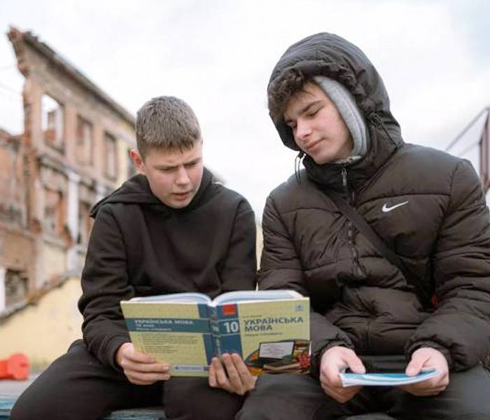 Desde UNICEF ayudamos a los niños y adolescentes para que puedan continuar con su educación. Stepan y Yaroslav, de 15 y 16 años, conviven con el sonido de las bombas en Ucrania.