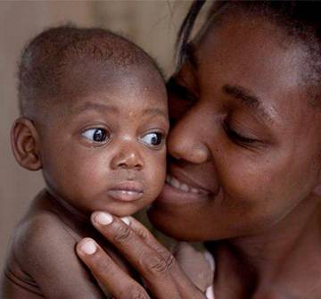 En UNICEF queremos conseguir que los casi 8.000 millones de habitantes del planeta conozcan y defiendan los derechos de la infancia en todo momento y en todo lugar. Una madre con su bebé.