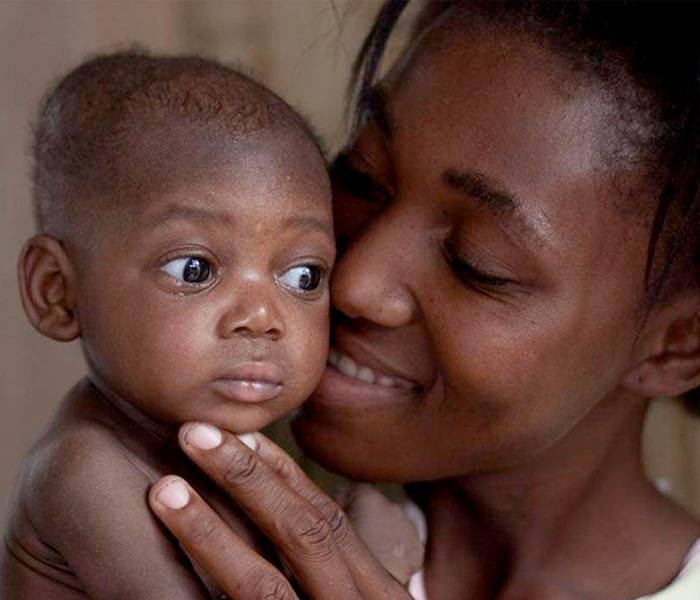 En UNICEF queremos conseguir que los casi 8.000 millones de habitantes del planeta conozcan y defiendan los derechos de la infancia en todo momento y en todo lugar. Una madre con su bebé.
