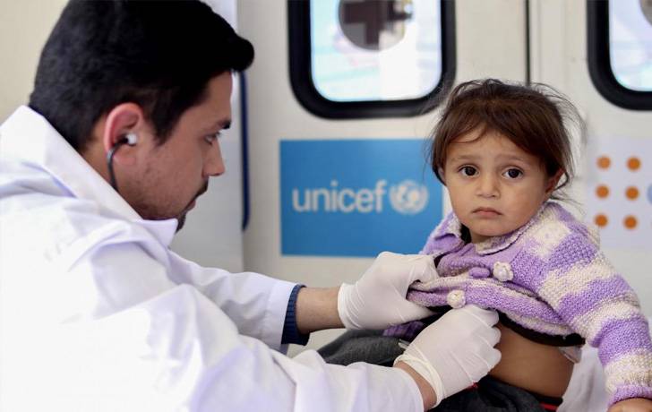 Los niños de Siria están al límite de sus fuerzas. Un doctor revisa a una niña