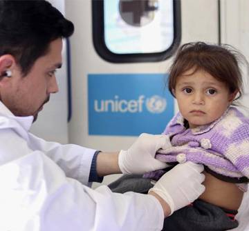 Los niños de Siria están al límite de sus fuerzas Un doctor revisa a una niña