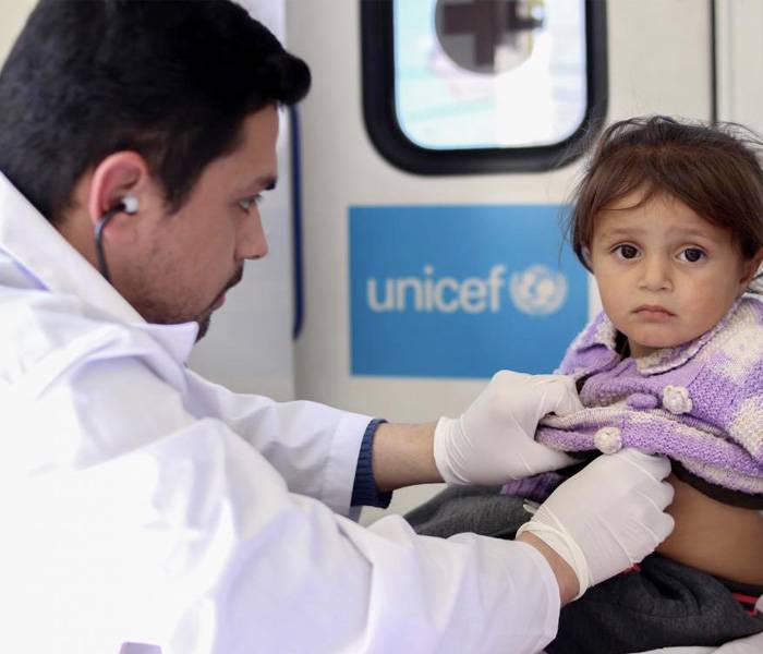 Los niños de Siria están al límite de sus fuerzas Un doctor revisa a una niña