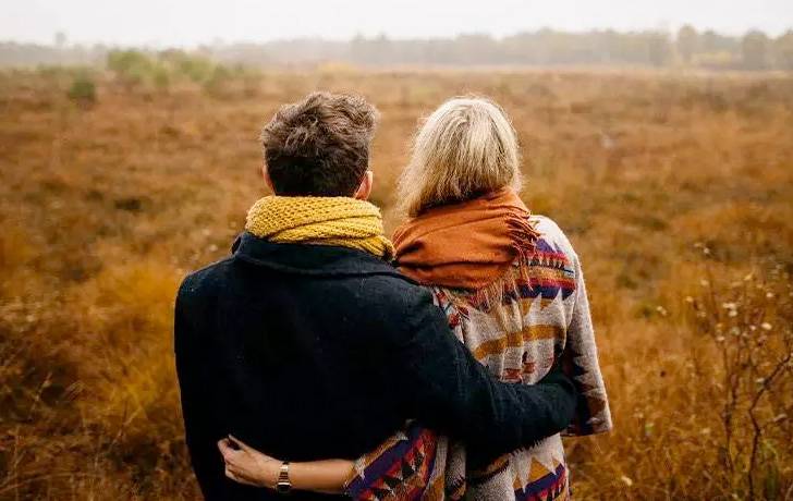 Dos personas miran al horizonte