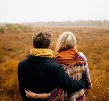 Dos personas miran al horizonte