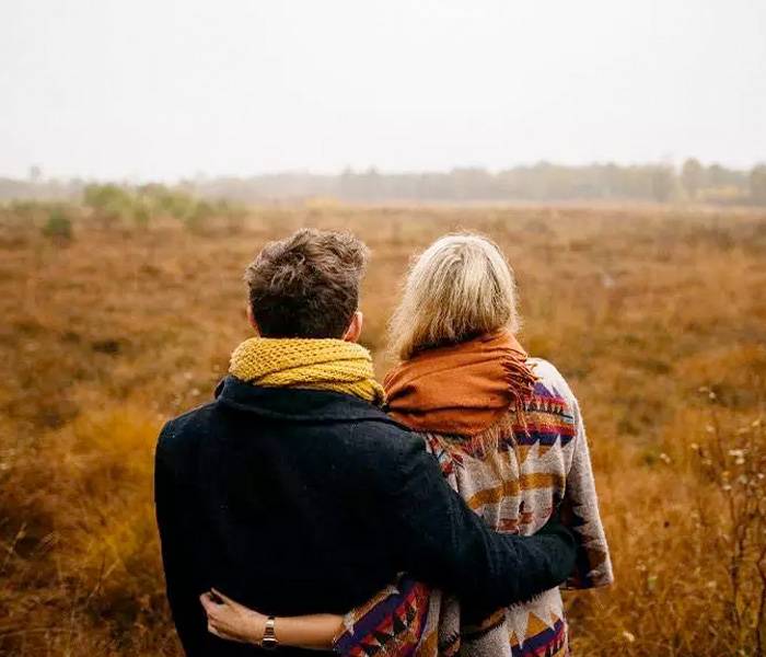 Dos personas miran al horizonte