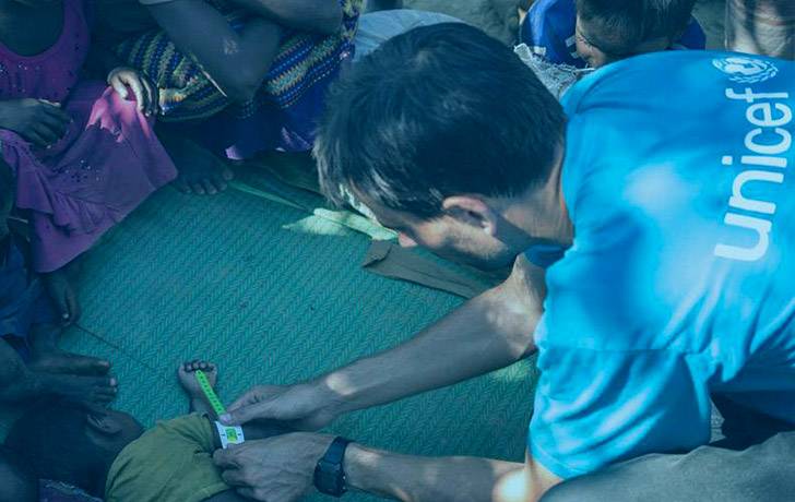 Un niño recibe ayuda de UNICEF
