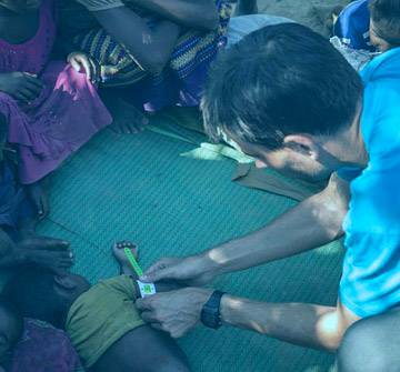 Ayuda a los niños rohingya a sobrevivir. Un niño recibe ayuda de UNICEF