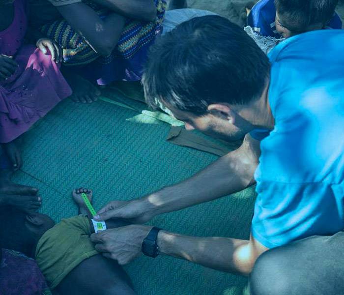 Ayuda a los niños rohingya a sobrevivir. Un niño recibe ayuda de UNICEF