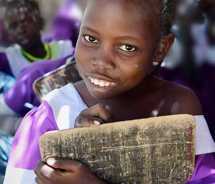 Día Internacional de la Niña Niña sonriendo