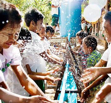 Varios niños felices lavándose las manos